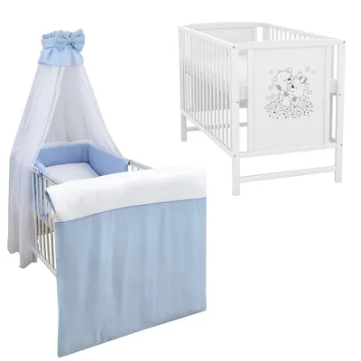 Produktbild von Baby-Delux Babybett Gitterbett Mia weiß 120×60 inkl. Matratze Bettwäsche Set 10tlg Musselin Waffelpique Blau
