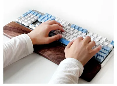 Produktbild von Ergonomische Handgelenkauflage aus Walnussholz 30 cm für Tastaturen