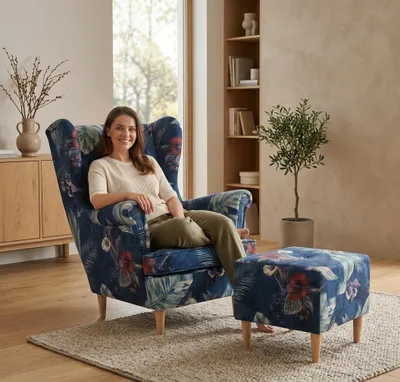 Produktbild von Ohrensessel mit Hocker ARI Spring – skandinavisches Sessel-Set, Stoff Blau mit Muster, Family Meble, KI-generiertes Bild
