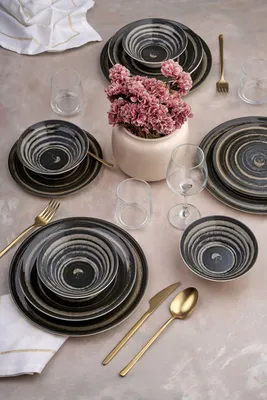 Productafbeelding van Hermia Concept, hoogwaardige diner set bestaande uit 24 delen, 100% keramiek, in de kleuren donkergroen, zwart, bruin en wit | 6 serveerplaten (25x25x2,5 cm), 6 borden (21x21x3,5 cm), 6 kommen (14x14x4,5 cm), 6 dessertborden (19x19x2 cm) | Geschikt voor vaatwasser en magnetron.