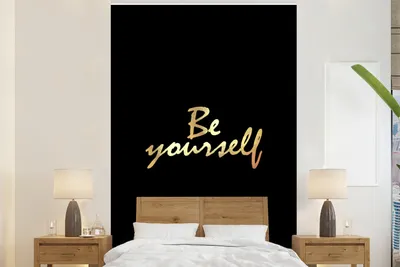 Produktbild von MuchoWow® Fototapete für Wohnzimmer oder Schlafzimmer Wandtapete Vinyl Motivtapete Zitate - Selbstvertrauen - Gold - Schwarz - 195x300 cm - Das Hintergrundbild