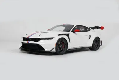 Produktbild von GT Spirit 1:18 FORD MUSTANG GTD SPIRIT OF AMERICA PERFORMANCE WHITE