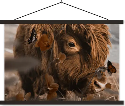 Produktbild von MuchoWow® Textilposter Schottische Hochlandrind - Schmetterlinge - Blumen 60x40 cm mit schwarzem Rahmen - Hölzernes