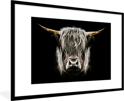 Produktbild von MuchoWow® Gerahmtes Poster Schottischer Highlander - Gold - Hörner - Schwarz und weiß - Kuh - Tiere 90x60 cm - Poster mit Schwarzem Bilderrahmen Wandposter Rahmen Foto Bilder - Wanddekoration - Fotos