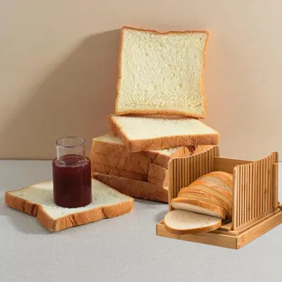 Produktbild von Zusammenklappbare Brotschneider aus Bambus mit Krümelauffang - Ideal für Selbstgebackenes Brot