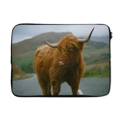 Produktbild von MuchoWow® Laptop Hülle 13 Zoll Schottischer Highlander - Berg - Straße Laptoptasche - Laptophülle - Sleeve - Rundumschutz