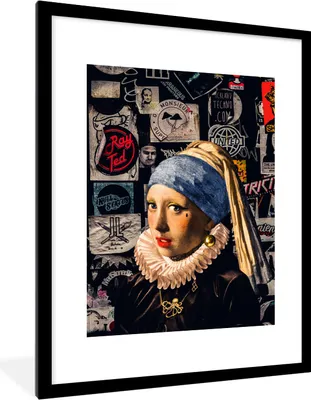 Produktbild von MuchoWow® Gerahmtes Poster Mädchen mit Perlenohrring - Gold - Tattoo 60x80 cm - Poster mit Schwarzem Bilderrahmen Wandposter Rahmen Foto Bilder - Wohnzimmer - Dekorationen - Prämie
