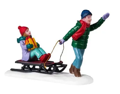 Ein Kind sitzt auf einem Schlitten und hält ein Geschenk, während ein anderes Kind es zieht.
