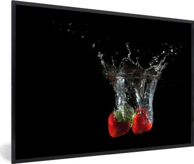 Produktbild von MuchoWow® Gerahmtes Poster Erdbeeren - Obst - Wasser - Schwarz - Rot 90x60 cm - Poster mit Schwarzem Bilderrahmen Wandposter Rahmen Foto Bilder - Fotorahmen - Foto-Plakat
