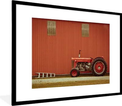 Produktbild von MuchoWow® Gerahmtes Poster Traktor - Scheune - Rot - Bauernhof 80x60 cm - Poster mit Schwarzem Bilderrahmen Wandposter Rahmen Foto Bilder - Schlafzimmer-Dekorationen - Fotoposter