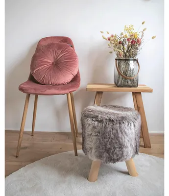 Image de Coussin rond en velours, de couleur rose.