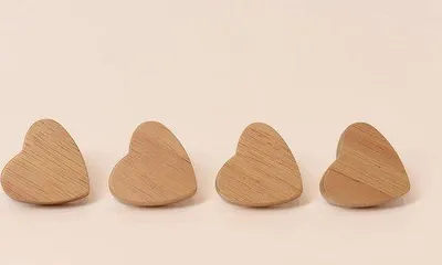 Immagine prodotto di Uniqoos® - Set di 4 pomelli in legno a forma di cuore – pomelli in legno con finitura effetto acciaio inossidabile, inclusi 4 viti in acciaio inossidabile, ideali per cassettiere e cassetti