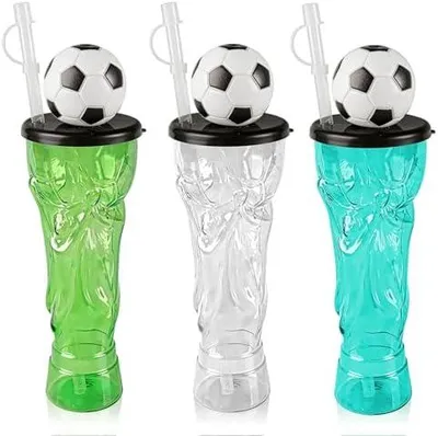 Produktbild von 3 Stück Bunte Fußball Plastikbecher, Wiederverwendbar Bierkrug, Fußball Plastikbierbecher mit Deckel und Strohhalm für Kinder Und Erwachsene