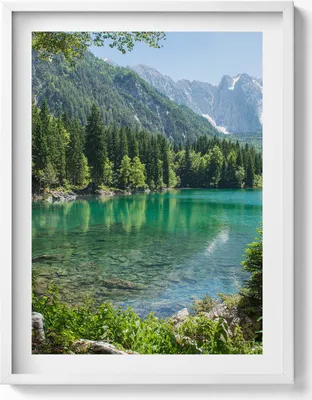Produktbild von Berglandschaft mit einem See im Wald– Wandbild mit Rahmen – Gerahmtes Bild  – Wanddekoration – 60x80 cm –  Weiß Rahmen