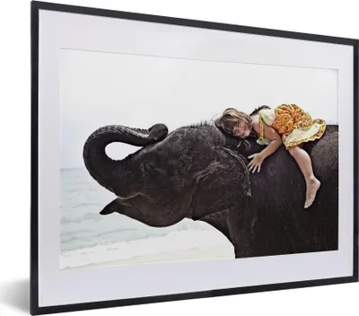 Produktbild von MuchoWow® MuchoWow® Gerahmtes Poster Elefant - Kind - Wasser 40x30 cm - Poster mit zchwarzem Bilderrahmen - Bilderrahmen - Poster im Rahmen