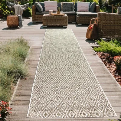 Zdjęcie produktu dla Dywan na taras odporny na warunki atmosferyczne o płaskim splocie we wzór rombów w kolorze beżowym rozmiar - 80 x 250 cm