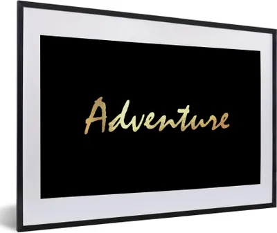 Produktbild von MuchoWow® Gerahmtes Poster Zitat - Abenteuer - Gold 60x40 cm - Poster mit Schwarzem Bilderrahmen Wandposter Rahmen Foto Bilder - Schlafzimmer - Plakat in Rahmen - Drucken