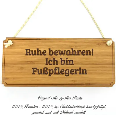 Produktbild von Mr. & Mrs. Panda Schild Fußpflegerin - Geschenk, Bachelor, Infotafel, Graviert, Türschild, Schenken, Gratulation, Landhaus, Hinweisschild, Geschenkidee, Shabby, Holz