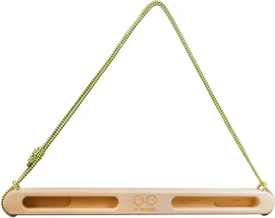 Trainingboard "La baguette" von YY Vertical; aus Holz mit zwei Griffen; aufgehängt mit grünem Seil.