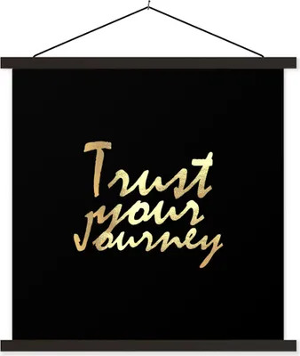 Produktbild von MuchoWow® Textilposter Zitate - Reisen - Schwarz - Gold 40x40 cm mit schwarzem Rahmen - Fotos
