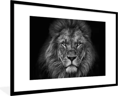 Produktbild von MuchoWow® Gerahmtes Poster Löwe - Tiere - Schwarz - Weiß 90x60 cm - Poster mit Schwarzem Bilderrahmen Wandposter Rahmen Foto Bilder - Wanddekoration - Fotos