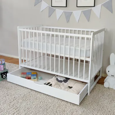 Produktbild von Babybett mit Schublade Kinderbett Gitterbett 60x120 höhenverstellbar & herausnehmbare Sprossen | weiss sehr stabil  Europe, ohne Matratze