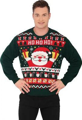 Mann trägt grünen Weihnachtspullover mit Santa Claus und Schriftzug „HO HO HO!“.