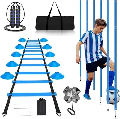 Produktbild von Fußball Training Zubehör Set mit 6 Slalombars, Koordinationsleiter, Hüte und Springseil zur Verbesserung der Koordination und Geschwindigkeit im Fußball Training
