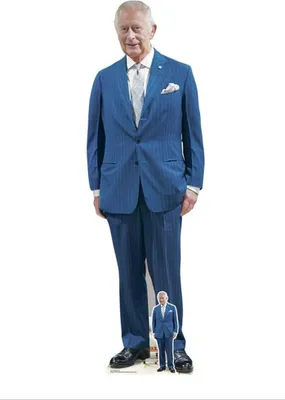 Produktbild von King Charles Pappaufsteller Blue Suit Pappaufsteller