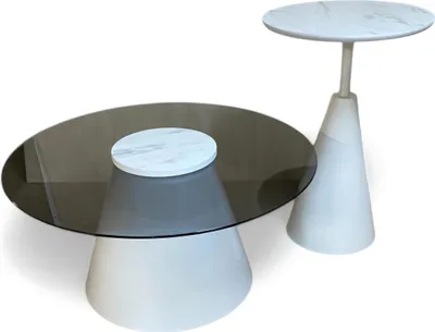 Produktbild von Beistelltische mit weißen, kegelförmigen Beinen, Rauchglas und Marmorakzenten