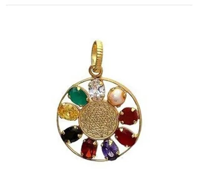Imagen del producto de Elzusha - Colgante de latón con diseño de Shree Yantra en varios colores