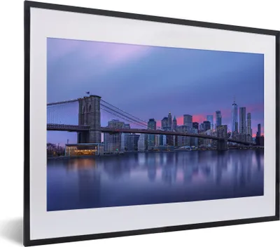 Produktbild von MuchoWow® MuchoWow® Gerahmtes Poster New York hinter der Brooklyn Bridge 40x30 cm - Poster mit zchwarzem Bilderrahmen - Bilderrahmen - Poster im Rahmen
