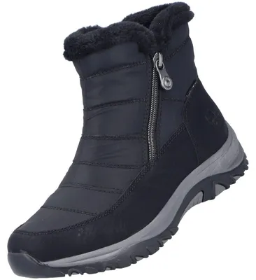 Das Bild zeigt einen schwarzen Stiefel aus Leder mit mehreren Schnallen und auffälligen Nieten. Der Stiefel wird von der rechten Seite betrachtet und steht auf einem weißen Hintergrund.