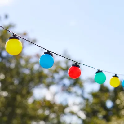 Immagine prodotto di Catena luminosa LED colorata per feste, alimentata a batteria, con timer, adatta per interni ed esterni, con decorazioni a forma di sfera e lampadine. Catena luminosa LED per esterni, ideale per balconi