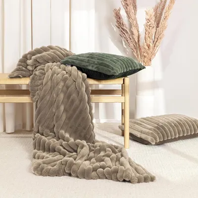 Zdjęcie produktu dla Koc futrzany przytulny koc polarowy w kratę ze sztucznego futra 140x200 cm Raya taupe sand