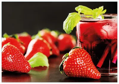 Produktbild von Wallario Premium Glasbild, freischwebende Optik, kräftige Farben, Größe 100 x 70 cm Motiv Erdbeer-Mojito - Frische Erdbeeren