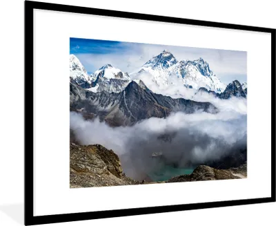 Produktbild von MuchoWow® Gerahmtes Poster Verschneiter Gipfel des Mount Everest in den Wolken 90x60 cm - Poster mit Schwarzem Bilderrahmen Wandposter Rahmen Foto Bilder - Wanddekoration - Fotos