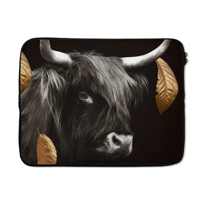 Produktbild von MuchoWow® Laptop Hülle 15 Zoll Schottischer Highlander - Blätter - Schwarz & Gold Laptoptasche - Laptoptasche - Sleeve - Rundum-Schutz