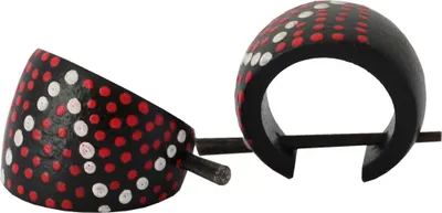 Produktbild von Holzohrstecker schwarz mit rot-weißen Punkten