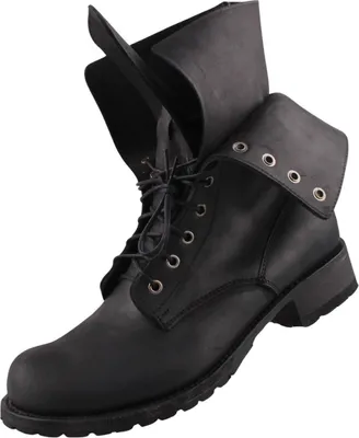 Auf dem Bild ist ein schwarzer Stiefel zu sehen der eine schlichte und elegante Form hat. Der Stiefel ist von der linken Seite gezeigt und hebt seine geschlossene Silhouette und die strukturierte Oberfläche hervor.