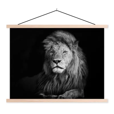 Produktbild von MuchoWow® Textilposter Wildlife - Löwe - Schwarz - Weiß 120x90 cm mit holzfarbenen Rahmen - Magnetisch