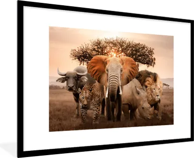 Produktbild von MuchoWow® MuchoWow® Gerahmtes Poster Tiere - Elefant - Löwe 90x60 cm - Poster mit zchwarzem Bilderrahmen - Wanddekoration - Fotos