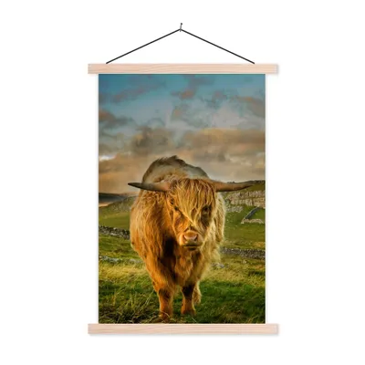 Produktbild von MuchoWow® Textilposter Schottischer Highlander - Gras - Berg 120x180 cm mit holzfarbenen Rahmen - Textil-Plakat