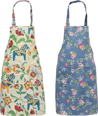 Zdjęcie produktu dla Zestaw 2 fartuchów kuchennych damskich Unyqoos® wykonanych z bawełny i lnu, regulowany do 124 cm, 2 duże kieszenie, wymiary 72x68 cm, wzór kwiatowy (róże i koń trojański), kolor niebieski