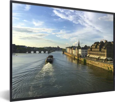 Produktbild von MuchoWow® Gerahmtes Poster Wasser - Maastricht - Boot 80x60 cm - Poster mit Schwarzem Bilderrahmen Wandposter Rahmen Foto Bilder - Schwarzem - Mit Gestell