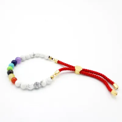 Imagen del producto de Pulsera de hilo rojo con Khaulita blanca y Chakras