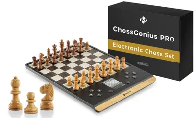 Produktbild von MILLENNIUM Millennium 2000 Schachcomputer ChessGenius Pro Wood Edition mit Echtholzfiguren & edler Holzoptik, HighSensity Drucksensor-Technik, mobil, vielseitig & benutzerfreundlich, für Einsteiger, Fortgeschrittene & Turnierspieler, 29,5 x 21,2 x 2,5 cm, inkl. Netzteil M811 & 4x AA Batterien