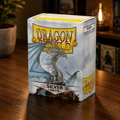 Image de Dragon Shield : Protège-cartes argentés, finition mate, taille standard, productTiles.product.images.aiGenerated