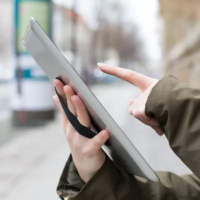 Produktbild von kwmobile Tablet Fingerhalter Griff Halter - Selbstklebende Tablet PC Fingerhalterung kompatibel mit iPad Samsung Sony Tablets - Schwarz