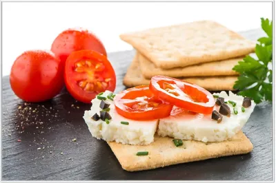 Produktbild von Wallario Wandbild Frisches Knäckebrot mit Tomaten und Käse, Größe: 61 x 91,50 cm, Poster mit weißem Aluminiumrahmen